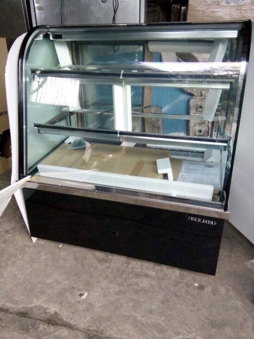 TỦ TRƯNG BÀY KÍNH CONG